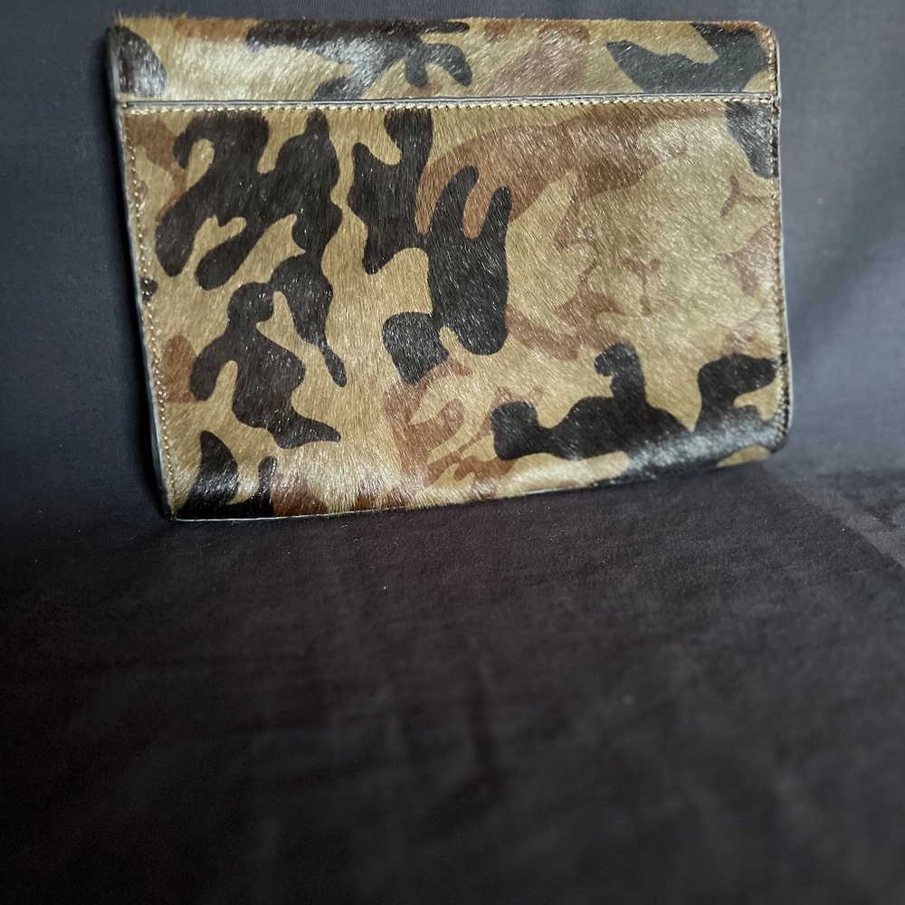 INZI Women's Cowhide Camo Clutch Purse - Picture 2 of 4